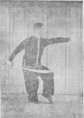 Posture 45, figure finale (planche 45d) : le bond vers le pas de chevaucher le tigre à gauche, le sabre retombant en diagonale, la main gauche perçant devant