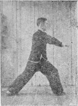 Posture 46, position de passage A (planche 46a) : le pas de la montée à droite, le sabre fendant de l&rsquo;arrière vers l&rsquo;avant