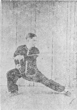 Posture 4, position de passage C (planche 4c) : la jambe jetée, le poing ramené à la taille, le sabre tourné devant la poitrine