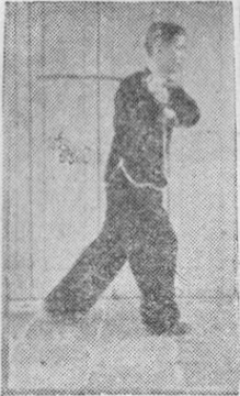 Posture 46, position de passage B (planche 46b) : le sabre tiré vers l&rsquo;arrière droit, la paume gauche collée au poignet droit