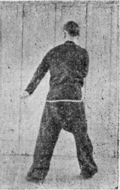 Posture 47, position de passage A (planche 47a) : la rotation depuis la droite en allure de pas de la montée, le sabre suivant le corps