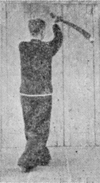 Posture 47, position de passage B (planche 47b) : le pied gauche passant furtivement devant le pied droit vers l&rsquo;avant-droit, le sabre balayant vers le haut