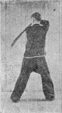Posture 47, position de passage C (planche 47c) : le pied droit déplacé vers la droite, le sabre venu du dos au-dessus de l&rsquo;épaule gauche