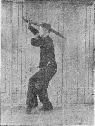 Posture 47, figure finale (planche 47d) : le pas de chevaucher le tigre à gauche, le sabre balayant vers le haut à droite