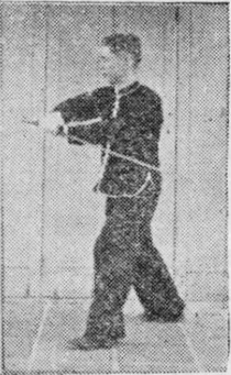 Posture 48, position de passage A (planche 48a) : le pied gauche écarté vers la gauche comme pour le pas de la montée, le sabre fendant de haut en bas devant