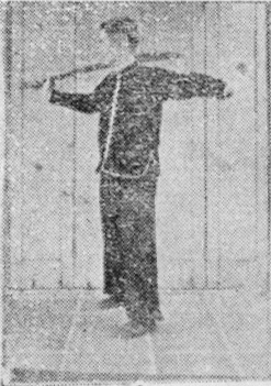Posture 48, position de passage C (planche 48c) : le pied gauche avancé, le sabre passant de l&rsquo;épaule gauche au-dessus de l&rsquo;épaule droite via le dos