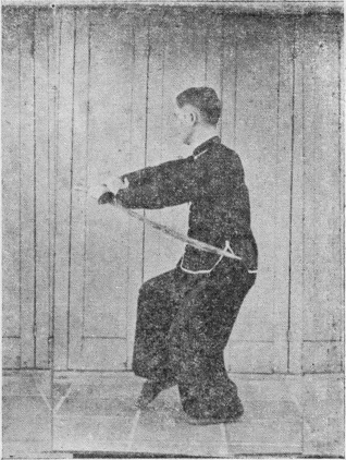 Posture 48, figure finale (planche 48d) : le pas de chevaucher le tigre à droite, le sabre fendant de l&rsquo;épaule droite au-dessous de la taille gauche