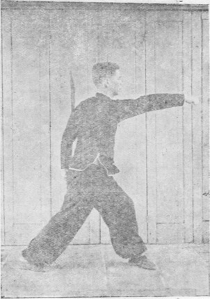 Posture 4, figure finale (planche 4d) : le corps relevé, le poing droit jaillissant de la taille