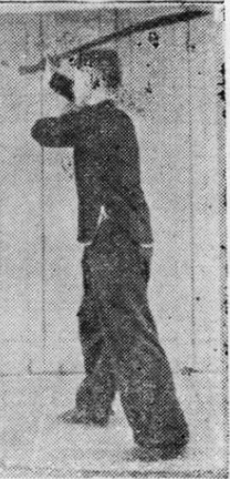 Posture 49, position de passage A (planche 49a) : le pied droit déplacé vers la droite, le sabre balayant de bas en haut à droite