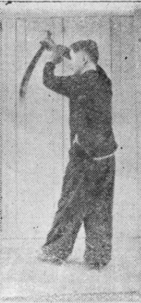 Posture 49, position de passage B (planche 49b) : le pied gauche passé devant, le sabre venu de la droite par le dos et revenu devant
