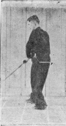 Posture 49, position de passage C (planche 49c) : le pied droit avancé, le sabre retombant de haut