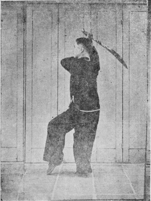 Posture 49, figure finale (planche 49d) : le pas oblique en posture de chevaucher le tigre, le sabre en diagonale avec le pas