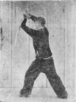 Posture 50, position de passage A (planche 50a) : le pied gauche élevé comme pour le pas de la montée, le sabre porté en travers