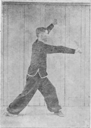 Posture 50, figure finale (planche 50b) : le pas de la montée à gauche, le sabre venu du dos passant en travers vers l&rsquo;avant