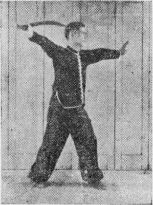 Posture 51, position de passage A (planche 51a) : la paume gauche en avant, le sabre droit tiré devant le visage vers le dos