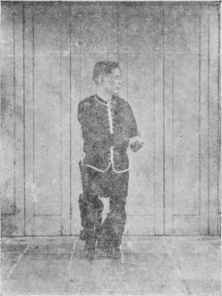 Posture 51, figure finale (planche 51b) : le sabre descendu le long du dos et du bras gauche jusqu&rsquo;au poignet, la main gauche crochetée vers l&rsquo;arrière