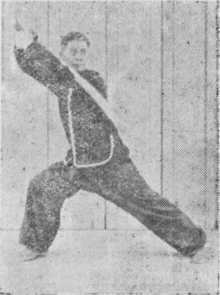 Posture 5, position de passage A (planche 5a) : le passage du pas de la montée à la jambe jetée, le sabre passant devant le visage