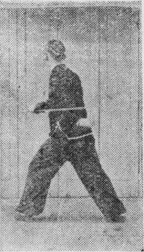 Posture 53, position de passage A (planche 53a) : le pied gauche avancé, le sabre et la main inchangés