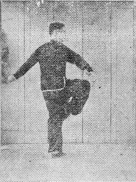 Posture 53, position de passage B (planche 53b) : le pied droit levé, le sabre descendant le long du genou droit, la main gauche crochetée derrière