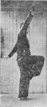 Posture 53, position de passage C (planche 53c) : le sabre contournant le bas puis le dos, la main droite levée à la verticale