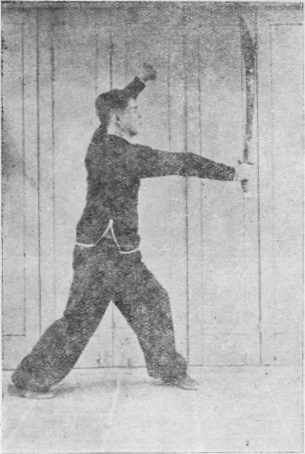 Posture 54, figure finale (planche 54b) : le pas de la montée à gauche, le sabre venu du dos frappant droit, la paume gauche barrant au-dessus de la tête