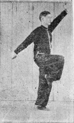 Posture 55, position de passage A (planche 55a) : le pied droit levé, le sabre balayant vers le bas le long de la jambe