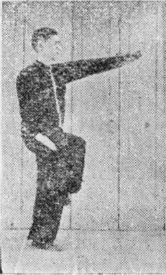 Posture 55, position de passage C (planche 55c) : la main gauche reprenant le sabre, la paume frappant vers la cuisse