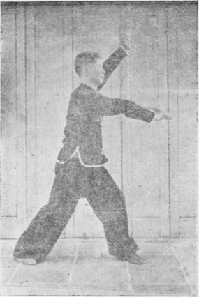 Posture 5, figure finale (planche 5b) : le sabre passé à la main droite, le pas de la montée à gauche, la poussée à plat accompagnée de la paume gauche levée