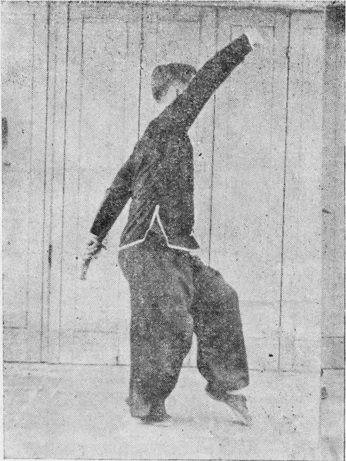 Posture 55, figure finale (planche 55d) : le pas de chevaucher le tigre à gauche, la paume droite barrant au-dessus de la tête, le sabre traîné en diagonale vers l&rsquo;arrière