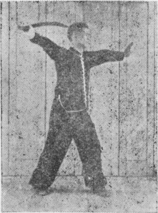 Posture 6, position de passage A (planche 6a) : la paume gauche en avant, le sabre droit tiré devant le visage vers le dos