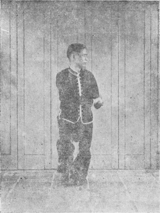 Posture 6, figure finale (planche 6b) : le sabre descendu le long du dos et du bras gauche jusqu&rsquo;au poignet, la main gauche crochetée vers l&rsquo;arrière