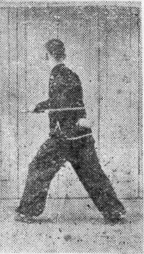 Posture 8, position de passage A (planche 8a) : le pied gauche avancé, le sabre et la main inchangés