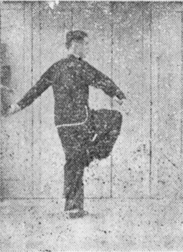 Posture 8, position de passage B (planche 8b) : le pied droit levé, le sabre descendant le long du genou droit, la main gauche crochetée derrière