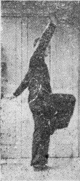 Posture 8, position de passage C (planche 8c) : le sabre contournant le bas puis le dos, la main droite levée à la verticale
