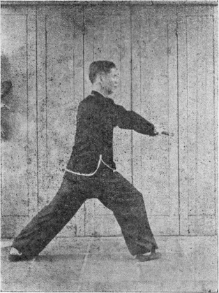 Posture 9, figure finale (planche 9) : le pas de la montée à droite, le sabre fendant en revenant vers la gauche, la main gauche collée au poignet