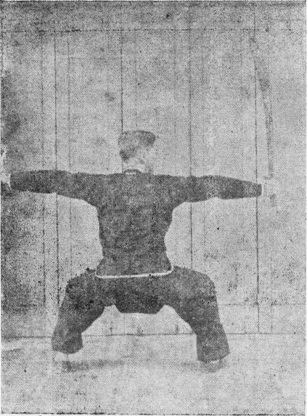 Posture 10, figure finale (planche 10) : la posture du cheval, le sabre et la paume séparés l&rsquo;un devant, l&rsquo;autre derrière