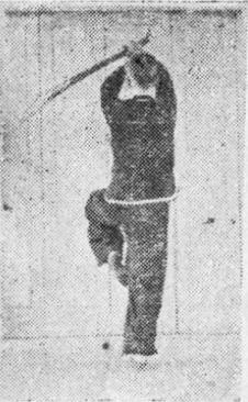 Posture 11, position de passage A (planche 11a) : le pied gauche levé, le sabre suspendu en diagonale au-dessus de l&rsquo;épaule gauche