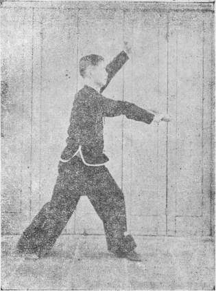 Posture 11, figure finale (planche 11c) : le pas de la montée à gauche, le sabre venu du dos frappant en travers vers l&rsquo;avant