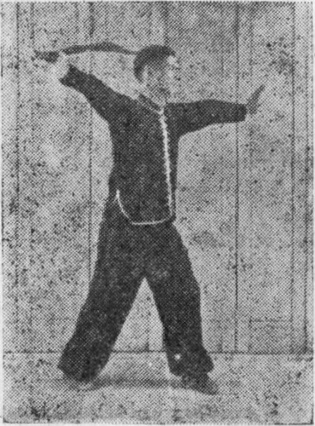Posture 12, position de passage A (planche 12a) : la paume gauche en avant, le sabre droit tiré devant le visage vers le dos