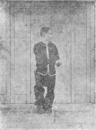 Posture 12, figure finale (planche 12b) : le sabre descendu le long du dos et du bras gauche jusqu&rsquo;au poignet, la main gauche crochetée vers l&rsquo;arrière