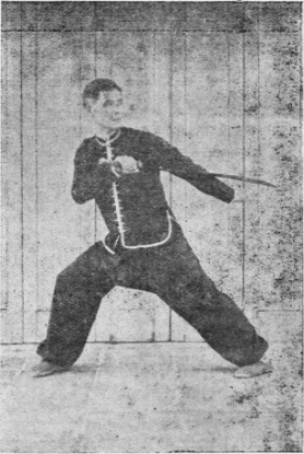 Posture 13, figure finale (planche 13c) : réception du bond vers l&rsquo;arrière-ouest