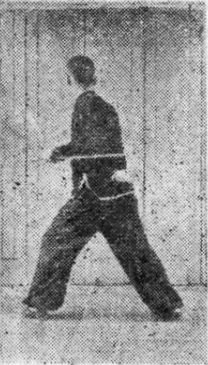 Posture 14, position de passage A (planche 14a) : le pied gauche avancé, le sabre et la main inchangés