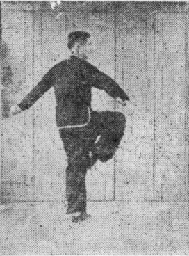 Posture 14, position de passage B (planche 14b) : le pied droit levé, le sabre descendant le long du genou droit, la main gauche crochetée derrière
