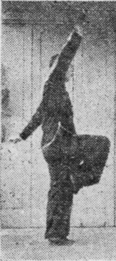Posture 14, position de passage C (planche 14c) : le sabre contournant le bas puis le dos, la main droite levée à la verticale
