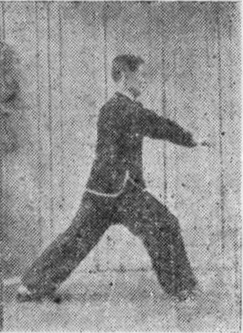 Posture 15, position de passage A (planche 15a) : le pas de la montée à droite, le sabre fendant de l&rsquo;arrière vers l&rsquo;avant