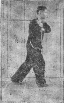 Posture 15, position de passage B (planche 15b) : le sabre tiré vers l&rsquo;arrière droit, la paume gauche collée au poignet droit