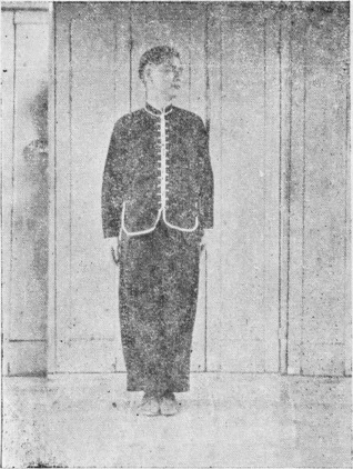 Posture 1 (planche 1) : debout, le dos au sud et le visage au nord, le sabre porté de la main gauche le long du bras, la paume droite pendant près du corps