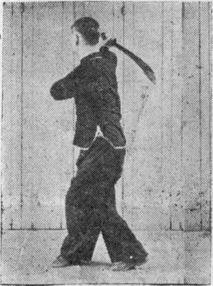 Posture 16, position de passage A (planche 16a) : la rotation depuis la posture assise, le sabre balayant jusqu&rsquo;à hauteur d&rsquo;épaule