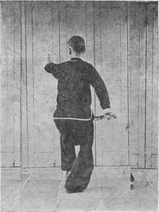 Posture 16, figure finale (planche 16b) : le bond vers le pas de chevaucher le tigre tourné au sud, le sabre éminçant le long du bras gauche, la paume gauche perçant devant