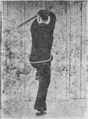 Posture 17, position de passage A (planche 17a) : le pied gauche levé, le sabre élevé au-dessus du front, la paume gauche collée au poignet